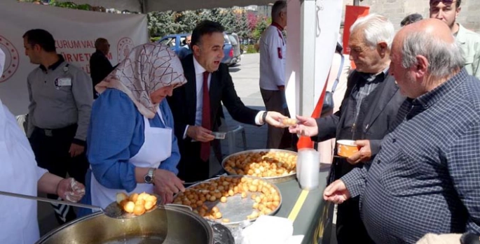 Bulgur çorbası ve kaz lokması ikramı