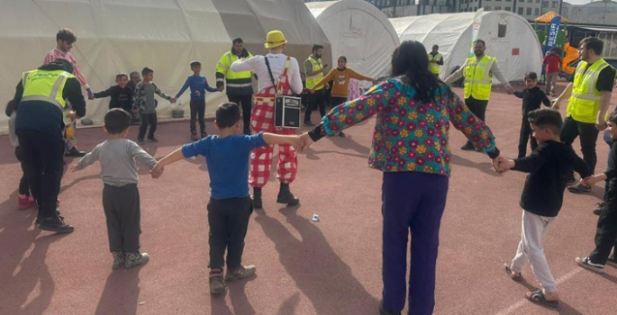 Büyükşehir Belediyesi şehir tiyatrosu çocukları sevindirdi