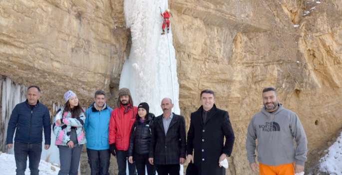 Buz tırmanışı nefes kesti, 300 metrelik şelalelere tırmandılar