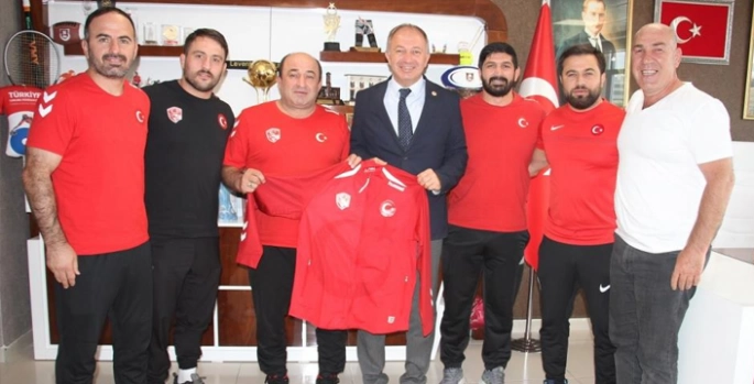 Çakmur’a Ay-Yıldızlı forma