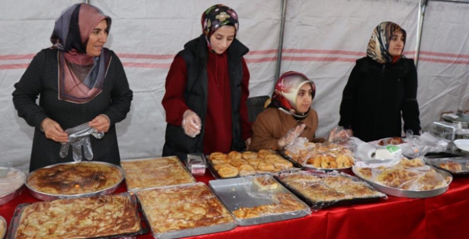 Camii İnşaatı için hayır çarşısı kurdular