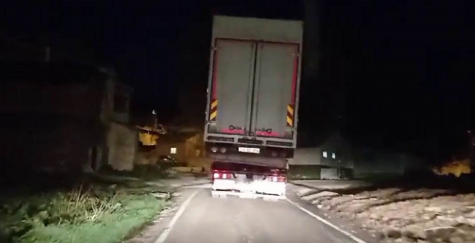 Çekiciye yüklenen kamyonetin tehlikeli yolculuğu