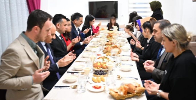 Çiftçi ailesi çocuk evlerinde iftar açtı