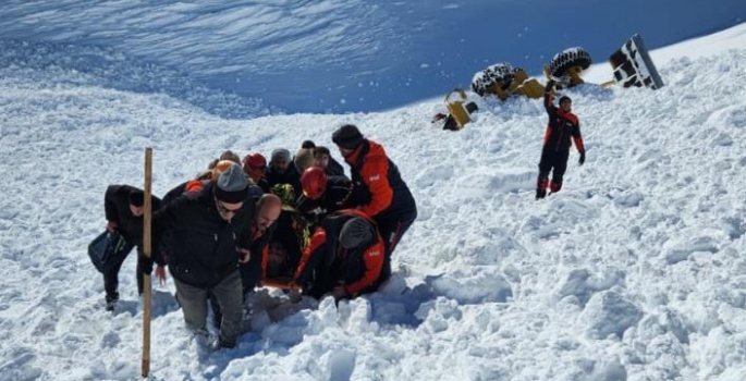 Çığ altında kalan operatör kurtarıldı