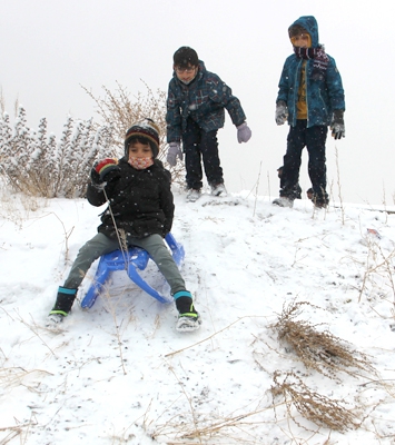 Çocuklar kar üzerinde eğlenceye doyamadı