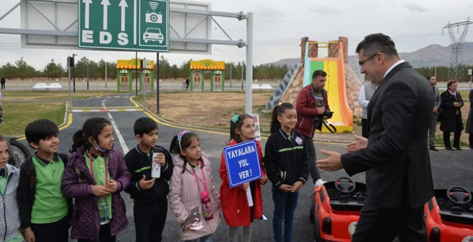 Çocuklar trafik kurallarını uygulayarak öğreniyor