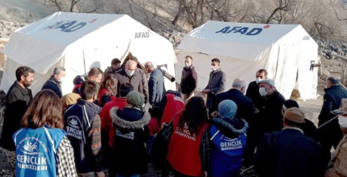 Deprem bölgesinde gönüllülük faaliyetlerine katıldılar