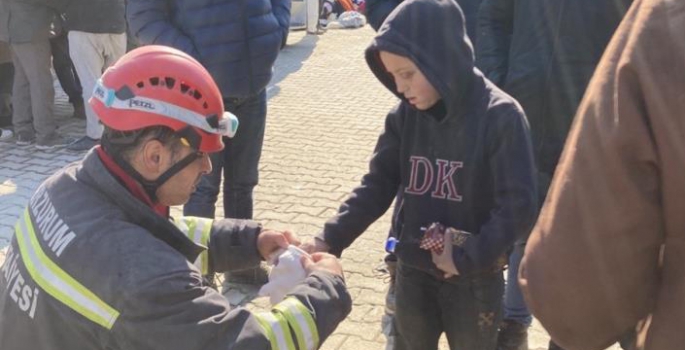 Deprem bölgesinde yürek ısıtan görüntü