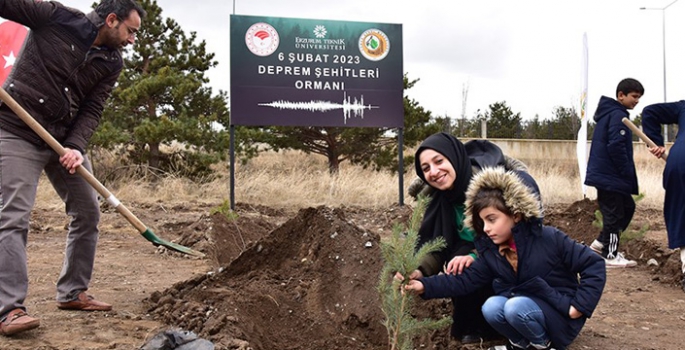 Deprem şehitleri için fidan dikildi