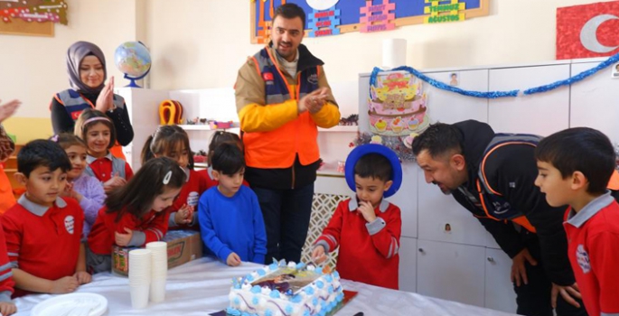 Depremzede Yiğit Buğra'ya doğum günü sürprizi