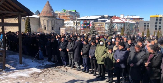 Depremzedeler için gıyabi cenaze namaz kılındı