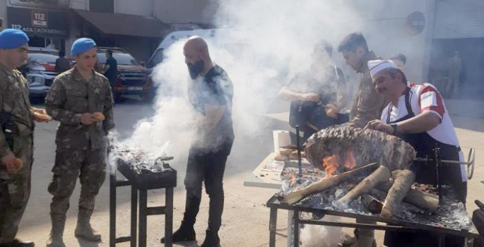 Depremzedelere cağ kebabı jesti