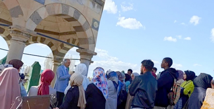 Dersi Yunus Emre’nin mezarında işledi