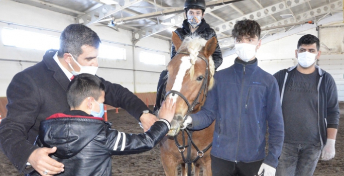 Devlet koruması altında bulunan Afgan çocuklara Atlı terapi