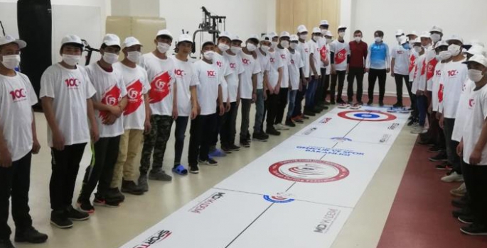 Devlet korumasındaki Afgan çocukların Floor Curling heyecanı