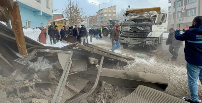 Direksiyon hakimiyetini kaybetti, kömürlüğe daldı