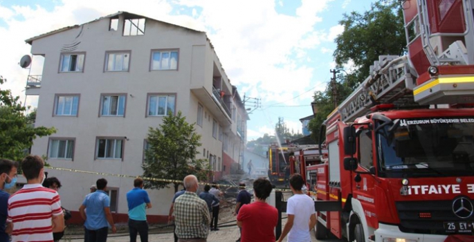 Dört katlı binanın çatısında çıkan yangın korkuttu