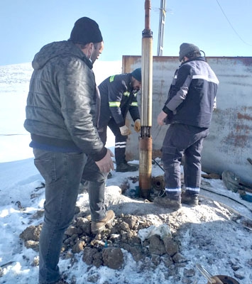 Eksi 30 derecede donan su borusunu onarmak için seferber oldular