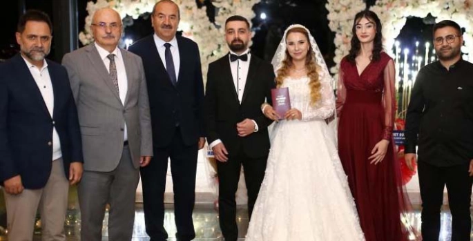 Emre ile Eda dünyaevine girdi