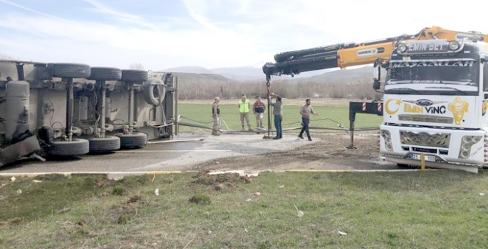 Erzincan - Erzurum yolunda TIR devrildi: 2 yaralı