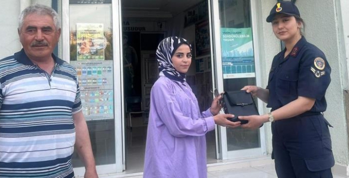 Erzurum’a gelen vatandaşın kayıp çantasını jandarma buldu