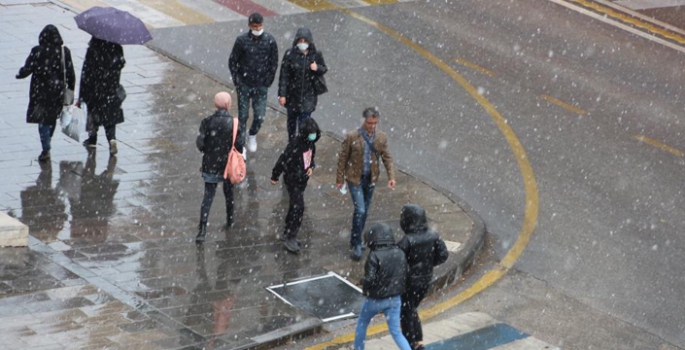 Erzurum’a lapa lapa kar yağdı