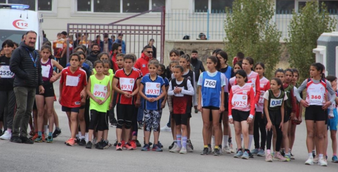 Erzurum’da atletizm kros yarışları düzenlendi