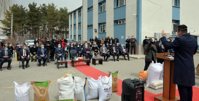 Erzurum’da çiftçilere yem bitkisi tohumu dağıtıldı