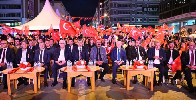 Erzurum’da demokrasi nöbetine yoğun katılım
