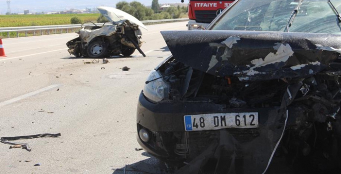 Erzurum’da feci kaza, araç ikiye bölündü: 5 yaralı