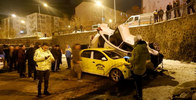 Erzurum’da feci kaza; araçlar bahçe duvarından aşağı uçtu