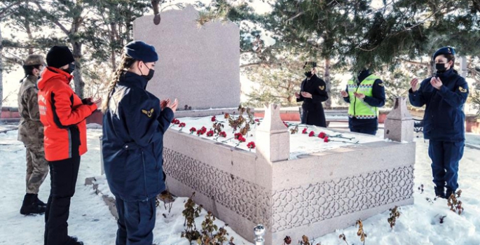 Erzurum’da görevli kadın jandarmalardan Nene Hatun'a ziyaret