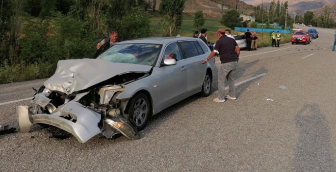 Erzurum’da iki otomobil kafa kafaya çarpıştı: 9 yaralı