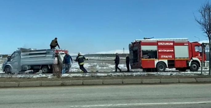 Erzurum'da kağıt yüklü kamyonet yandı