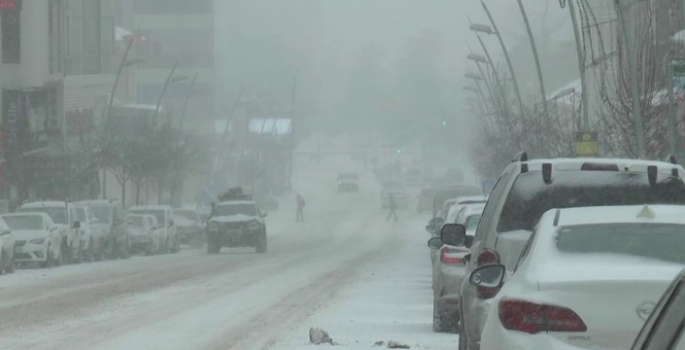 Erzurum’da kar ve tipi hayatı felç etti