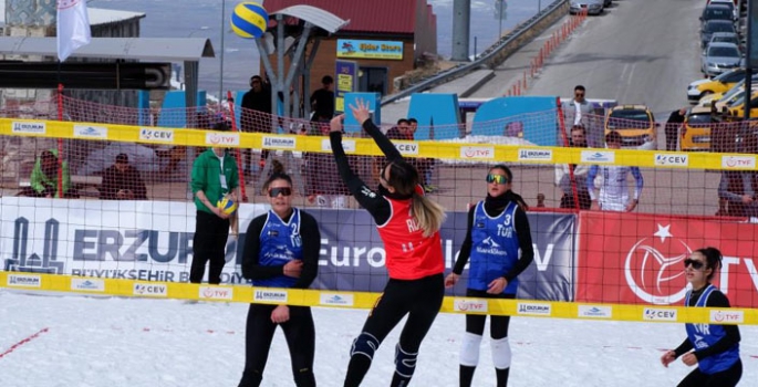 Erzurum’da kar voleybolu heyecanı