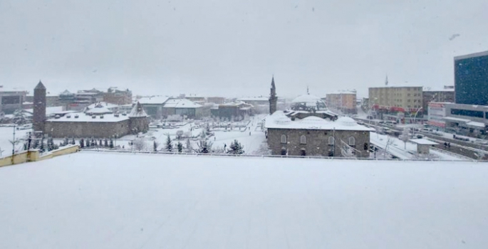 Erzurum’da kar yağışı görsel şölen oluşturdu