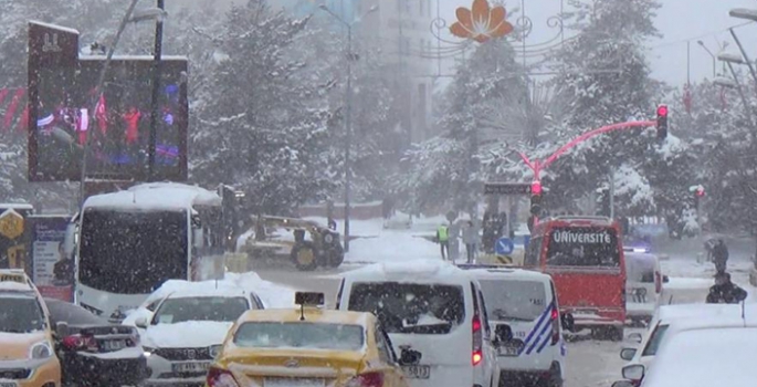 Erzurum’da kara kış geri geldi