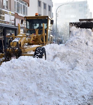 Erzurum’da karla mücadele devam ediyor