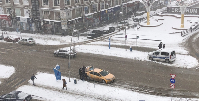 Erzurum’da kış geri döndü