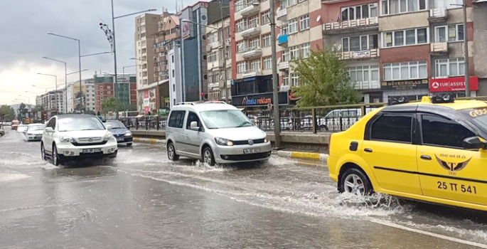 Erzurum’da sağanak yağış sonrası cadde ve sokaklar göle döndü