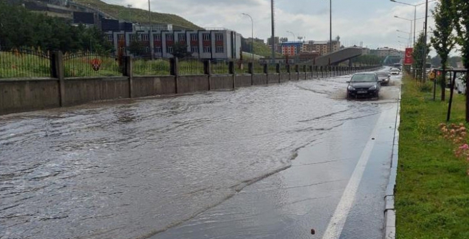 Erzurum’da sağanak yağmur hayatı felç etti