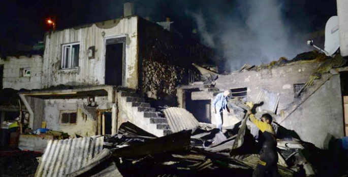 Erzurum'da yangın felaketi; 8 ev kül oldu