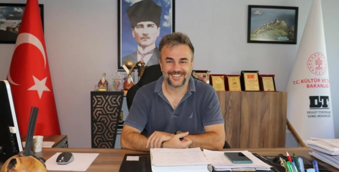 Erzurum'da yetişti, Van Devlet Tiyatrosu’nun müdürü oldu