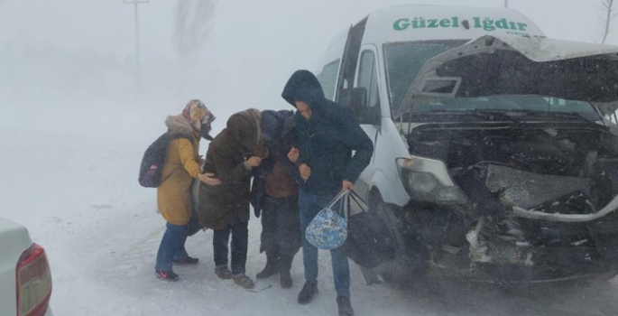 Erzurum’da zincirleme kazada, 5 araç birbirine girdi