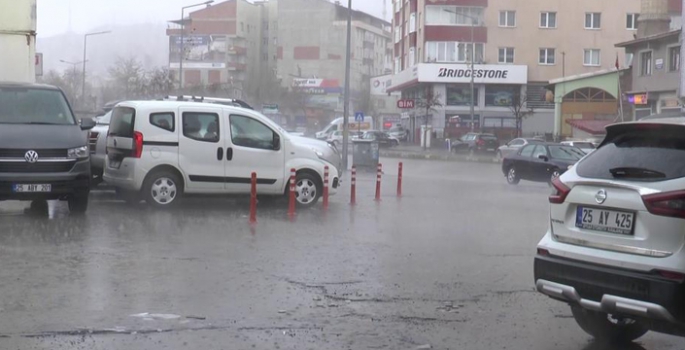 Erzurum’ dolu ve sağanak vurdu