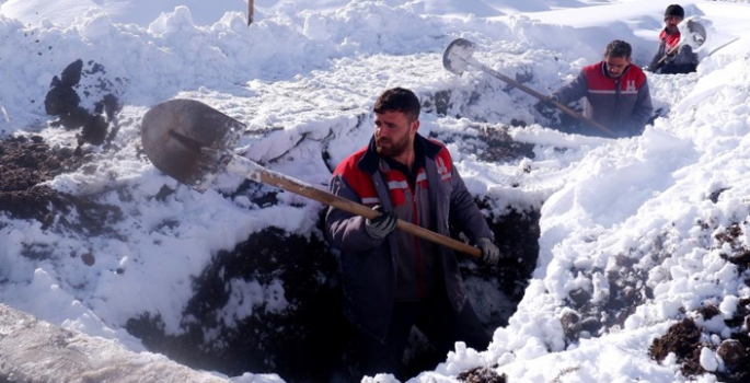 Erzurum kışa hazır; Yüzlerce mezar kazıldı