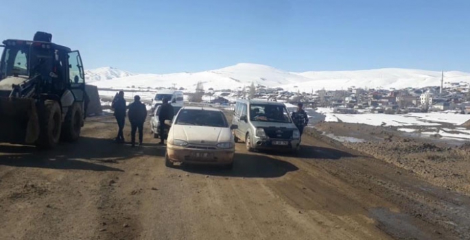 Erzurum-Tekman yolunda heyelan