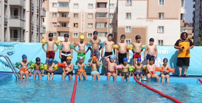 Erzurumlu çocuklar yüzmeyi açık hava yüzme havuzlarında öğreniyor
