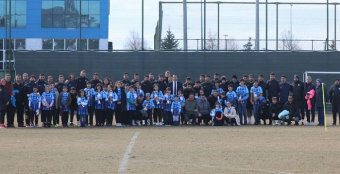 Erzurumspor depremzede öğrencileri ağırladı.